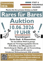 Plakat zur Veranstaltung „Rares für Bares – Auktion“ in Waldheim.
Oben steht „Veranstaltung 2026“ sowie „Stadt- & Museumshaus Waldheim“. Darunter der Hinweis: „Machen Sie Ihre privaten Schätze zu Geld!“.
In großer Schrift folgt der Titel „Rares für Bares – Auktion“.
Termin: 10.06.2026 um 19 Uhr.
Veranstaltungsort: Garten des Stadt- und Museumshauses Waldheim.
Hinweis: Für das leibliche Wohl ist gesorgt.
Abgabe der Versteigerungsobjekte bis 29.05.2026 zu den Öffnungszeiten, mit Beschreibung der Objekte, gegebenenfalls mit Voranmeldung.
Der Erlös wird für den Gründerzeit-Weihnachtsmarkt 2026 verwendet.
Unten stehen die Kontaktdaten:
Stadt- & Museumshaus Waldheim, Niedermarkt 8, 04736 Waldheim
Telefon: 034327 57234
E-Mail: museum@stadt-waldheim.de
Zusätzlich ist ein QR-Code und der Hinweis „Ab sofort EVENTIM Ticketverkauf“ abgebildet.
Grafisch dargestellt sind zwei stilisierte Hände mit Auktionshämmern links und rechts neben dem Titel.