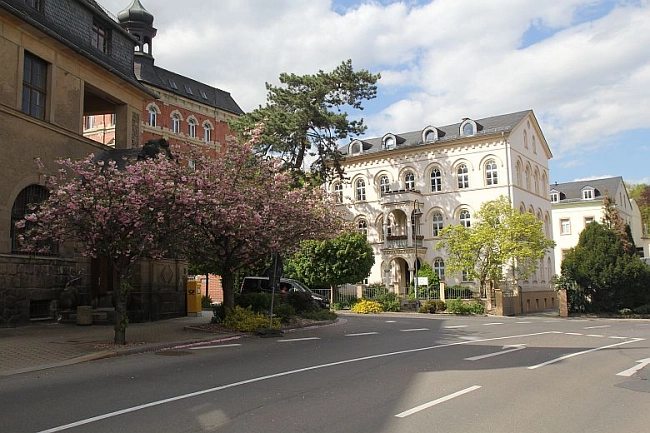 Ein großes Haus im Jugendstil und eine Straße