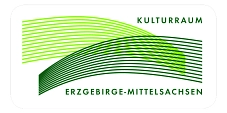 Kulturraum Erzgebirge-Mittelsachsen_BF Das Bild zeigt das Logo des „Kulturraums Erzgebirge-Mittelsachsen“. Es besteht aus mehreren Elementen:
Oben steht in grüner Schrift „KULTURRAUM“, wobei das Wort in einer klaren, serifenlosen Schriftart geschrieben ist.
Darunter folgt der Name „ERZGEBIRGE-MITTELSACHSEN“ ebenfalls in grüner Schrift, die kleiner und weniger betont als das Wort „KULTURRAUM“ ist.
Das markanteste Element des Logos sind die grünen, geschwungenen Linien, die von links nach rechts verlaufen und teilweise übereinander gestapelt sind. Diese Linien ähneln in ihrer Form einem sanften Bogen oder einer Wellform, die aus dünnen, parallel verlaufenden Linien besteht, die den Eindruck von Bewegung oder Dynamik erzeugen.
Die Linien sind in unterschiedlichen Grüntönen gehalten, was dem Design eine frische und lebendige Ausstrahlung verleiht.
Das Design vermittelt durch die Linien eine Verbindung zur Natur und dem Erbe der Region Erzgebirge-Mittelsachsen, während die klare Schriftart Modernität und Offenheit signalisiert. © Kulturraum Erzgebirge-Mittelsachsen