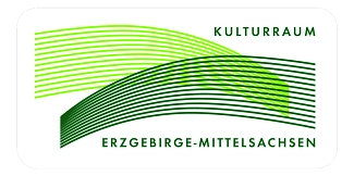 Das Bild zeigt das Logo des „Kulturraums Erzgebirge-Mittelsachsen“. Es besteht aus mehreren Elementen:

Oben steht in grüner Schrift „KULTURRAUM“, wobei das Wort in einer klaren, serifenlosen Schriftart geschrieben ist.

Darunter folgt der Name „ERZGEBIRGE-MITTELSACHSEN“ ebenfalls in grüner Schrift, die kleiner und weniger betont als das Wort „KULTURRAUM“ ist.

Das markanteste Element des Logos sind die grünen, geschwungenen Linien, die von links nach rechts verlaufen und teilweise übereinander gestapelt sind. Diese Linien ähneln in ihrer Form einem sanften Bogen oder einer Wellform, die aus dünnen, parallel verlaufenden Linien besteht, die den Eindruck von Bewegung oder Dynamik erzeugen.

Die Linien sind in unterschiedlichen Grüntönen gehalten, was dem Design eine frische und lebendige Ausstrahlung verleiht.

Das Design vermittelt durch die Linien eine Verbindung zur Natur und dem Erbe der Region Erzgebirge-Mittelsachsen, während die klare Schriftart Modernität und Offenheit signalisiert.&nbsp;&copy;&nbsp;Kulturraum Erzgebirge-Mittelsachsen
