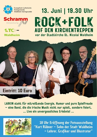 Das Plakat bewirbt ein Musikereignis mit dem Titel „Rock + Folk auf den Kirchentreppen“ am 13. Juni um 19:30 Uhr.
Die Veranstaltung findet vor der Stadtkirche St. Nicolai in Waldheim statt. Der Eintritt kostet 10 Euro.
Auf dem Plakat sind auch die Namen der Sponsoren zu sehen: „Schramm Verpackung“ und „1. TC Waldheim“. In der Mitte des Plakats wird die Band Larkin vorgestellt. Sie wird als Gruppe beschrieben, die irische Musik mit mitreißender Energie, Humor und Spielfreude spielt und feiert. Ihre Live-Auftritte sollen ein unvergessliches Erlebnis bieten.
Unterhalb des Bandtextes wird auf eine Fotoausstellung um 18:00 Uhr hingewiesen. Diese zeigt Werke von Kurt Rübner, einem Sohn der Stadt Waldheim und Lehrer, Grafiker sowie Illustrator.
Das Plakat zeigt auch ein Bild der Bandmitglieder, die Instrumente wie Gitarre, Flöte, Violine, Schlagzeug und Bass spielen. Die Bandmitglieder sind in einem entspannten, lässigen Stil gekleidet. Es handelt sich um eine Mischung aus Rock- und Folkmusik, die live aufgeführt wird.
Unter dem Bild der Band befindet sich eine Illustration, die vermutlich von Kurt Rübner stammt. Es zeigt eine ländliche Szene mit einem Mann und einer Frau, die mit einem Hund spazieren gehen, vor einer malerischen Landschaft mit Hügeln und Häusern im Hintergrund.&nbsp;&copy;&nbsp;Stadt Waldheim