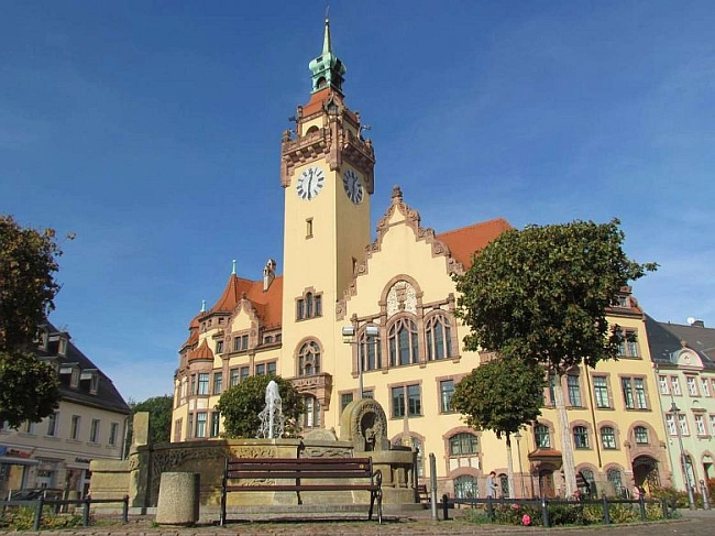 Rathaus mit Brunnen
