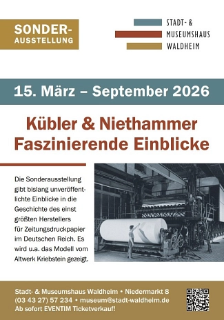 Das Bild zeigt ein Plakat zur Sonderausstellung „Kübler & Niethammer – Faszinierende Einblicke“.
Die Ausstellung findet vom 15. März bis September 2026 im Stadt- und Museumshaus Waldheim statt.
Im oberen Bereich steht „Sonderausstellung“. Daneben ist das Logo des Stadt- und Museumshauses Waldheim zu sehen.
In der Mitte des Plakats steht der Titel der Ausstellung in großer Schrift. Darunter befindet sich ein historisches Schwarz-Weiß-Foto aus einer Papierfabrik: Zu sehen ist eine große Papierrolle in einer Produktionshalle. Eine Person steht neben der Maschine und wirkt im Vergleich zur Papierrolle sehr klein, wodurch die Größe der Anlage deutlich wird.
Ein begleitender Text informiert darüber, dass die Ausstellung bisher unveröffentlichte Einblicke in die Geschichte des einst größten Herstellers für Zeitungsdruckpapier im Deutschen Reich zeigt. Unter anderem wird das Modell des Altwerks Kriebstein präsentiert.
Am unteren Rand stehen die Kontaktdaten des Stadt- und Museumshauses Waldheim, die Adresse am Niedermarkt 8, eine Telefonnummer, eine E-Mail-Adresse sowie der Hinweis auf den Ticketverkauf über Eventim. Rechts unten ist ein QR-Code abgebildet.&nbsp;&copy;&nbsp;Stadt Waldheim