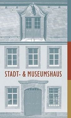Das Bild zeigt eine stilisierte, grafisch vereinfachte Darstellung der Front des Stadt- und Museumshauses Waldheim. Die Farben sind gedämpft und wirken wie in einem blaugrauen Filter gehalten. Dadurch treten Formen und Strukturen des Gebäudes klar hervor.

Zu sehen ist ein mehrstöckiges Gebäude mit symmetrischer Fassade. Im unteren Teil befinden sich eine große zweiflügelige Eingangstür mit verziertem Steinrahmen sowie zwei Fenster links und rechts davon. Im mittleren Bereich sind vier gleichmäßig angeordnete Fenster zu erkennen. Oberhalb davon zeigt das Bild einen Teil des Dachgeschosses mit einer großen, geschwungenen Dachgaube und einer zweiflügeligen Tür.

In der Mitte des unteren Bereichs steht in deutlich lesbarer, rotbrauner Schrift: „STADT- & MUSEUMSHAUS“. Auf der rechten Seite des Bildes befindet sich ein vertikaler Farbstreifen, der aus drei nebeneinander angeordneten Farben besteht: Rotbraun, Grün und Gelb.

Der Hintergrund ist weiß, sodass das Gebäude und die Schrift klar hervortreten.&nbsp;&copy;&nbsp;Museum Waldheim